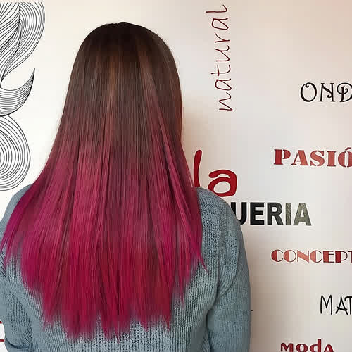 Coloración rosa en melena lisa en Sabela Peluquería en Lugo