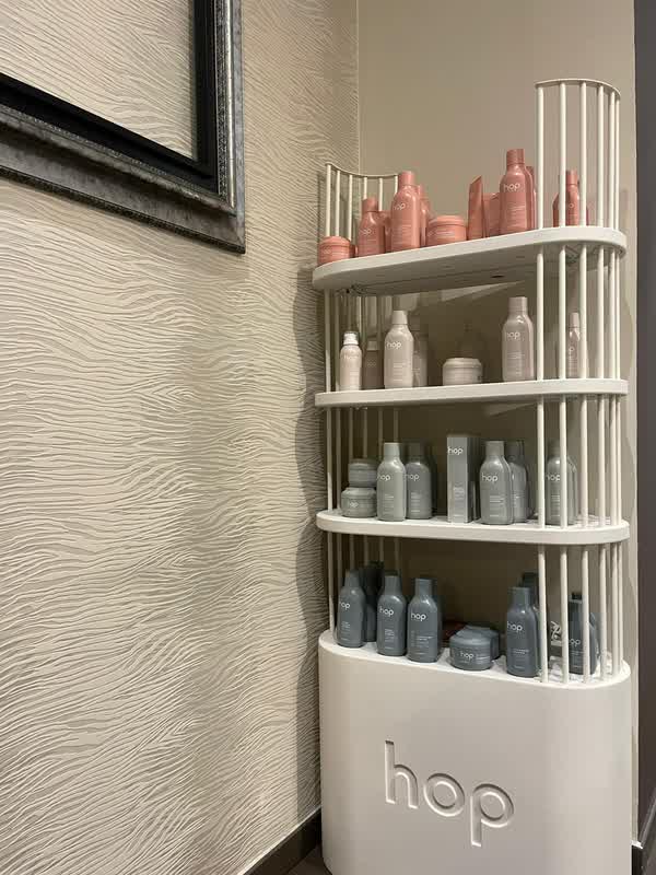 Expositor de productos de peluquería en Sabela Peluquería en Lugo