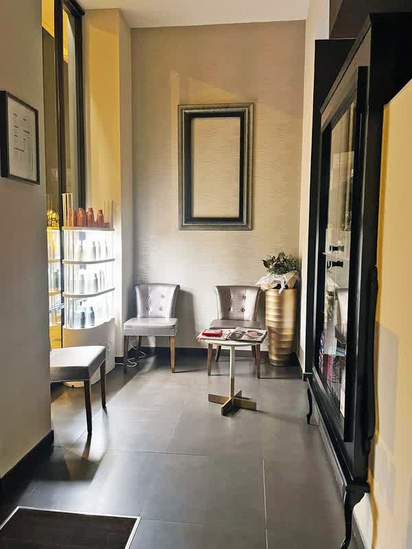 Pasillo del salón de belleza Sabela Peluquería en Lugo
