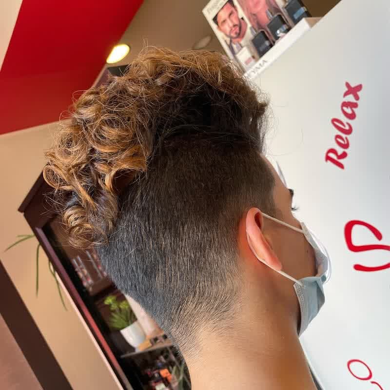 Corte de pelo corto con degradado en una peluquería en Lugo