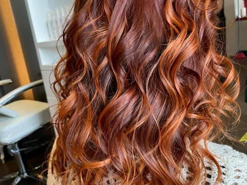 Melena cobriza con ondas en una peluquería en Lugo