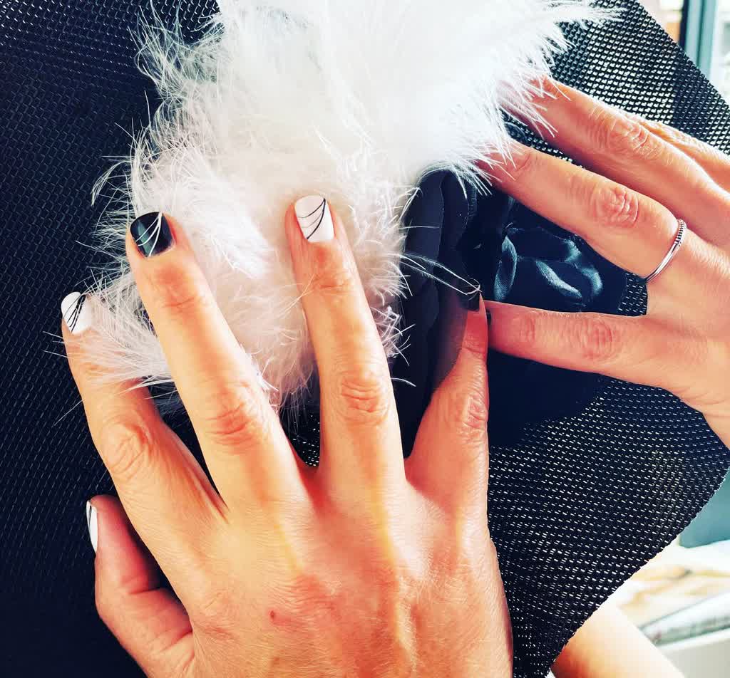 Manicura en el salón de belleza Sabela Peluquería en Lugo