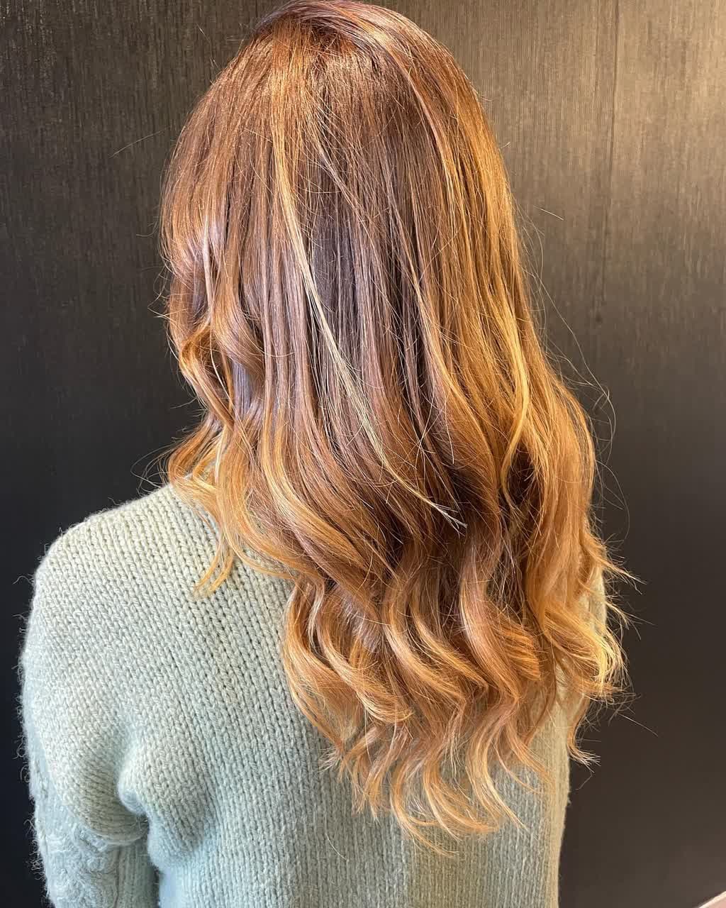 Melena con ondas y reflejos en una peluquería en Lugo