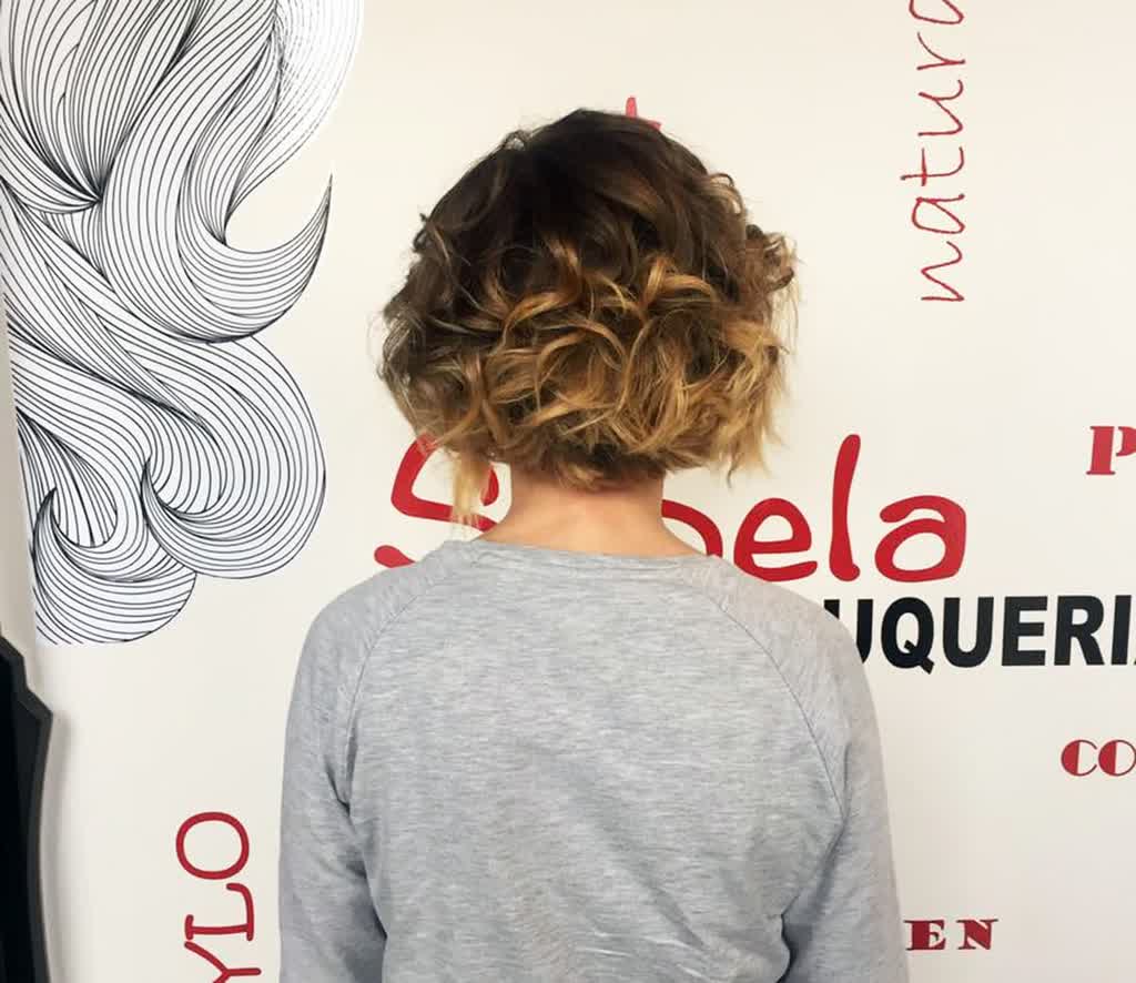 Peinado con rizos definidos en Sabela Peluquería en Lugo